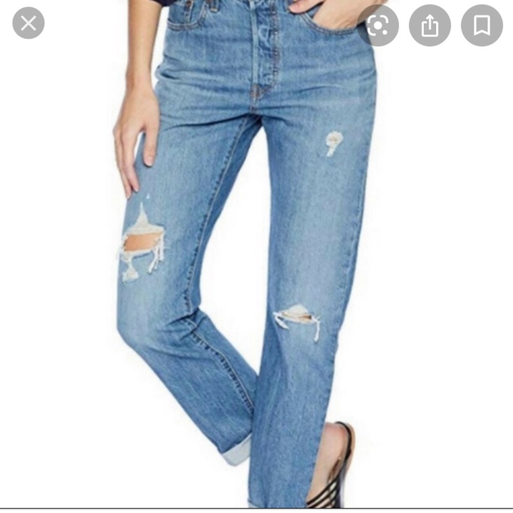 Levi’s Straight leg ripped mom jeans